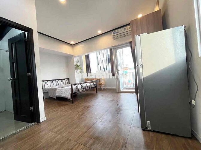 STUDIO BAN CÔNG CỬA SỔ TRỜI FULL NỘI THẤT NGAY IUH