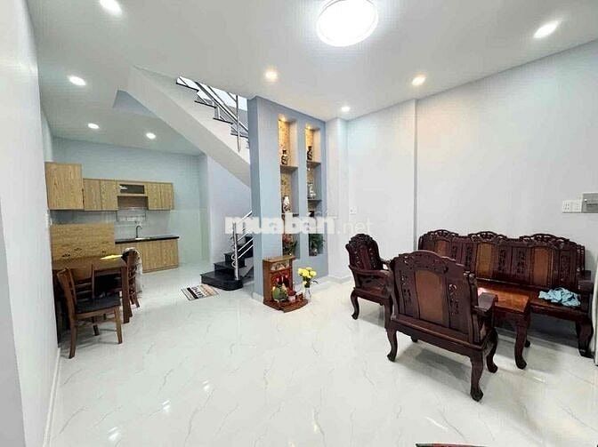 Nhà ngat Tân Sơn Nhì - Dt:4,5x10- đúc 2 tầng BTCT- Chỉ 4. xtỷ