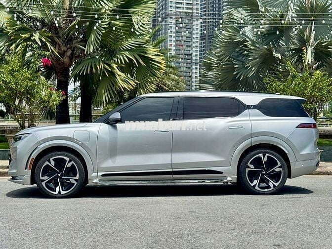 VinFast VF9 Plus 2023 - Màu bạc - 4v5km - BSTP