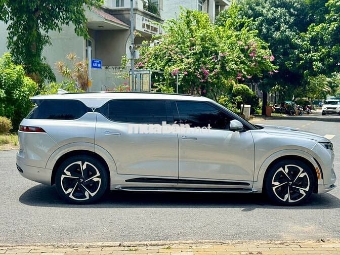 VinFast VF9 Plus 2023 - Màu bạc - 4v5km - BSTP