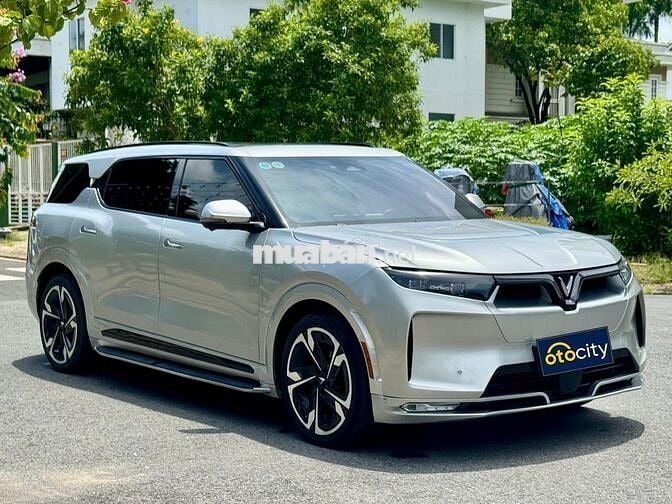 VinFast VF9 Plus 2023 - Màu bạc - 4v5km - BSTP