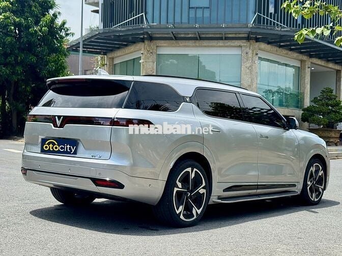VinFast VF9 Plus 2023 - Màu bạc - 4v5km - BSTP