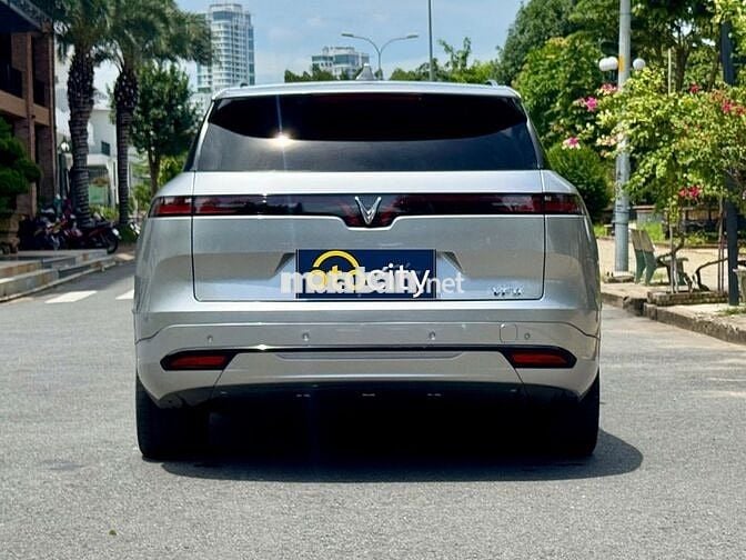 VinFast VF9 Plus 2023 - Màu bạc - 4v5km - BSTP