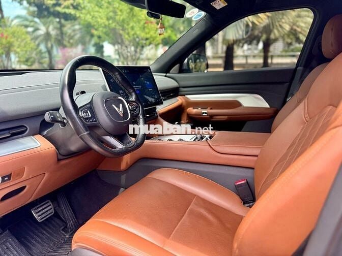 VinFast VF9 Plus 2023 - Màu bạc - 4v5km - BSTP