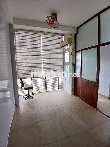 Cho thuê nhà mới đẹp 2pn đường Nguyễn Thị Minh Khai, Q1 cách hxh 1 căn