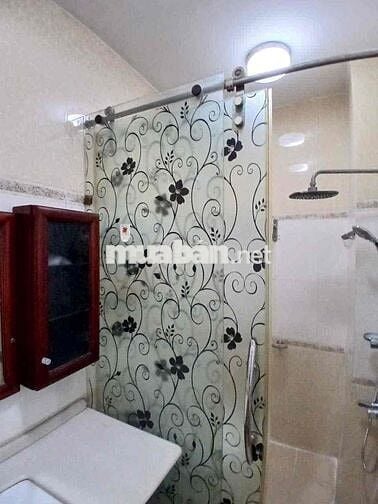 Cho thuê nhà mới đẹp 2pn đường Nguyễn Thị Minh Khai, Q1 cách hxh 1 căn