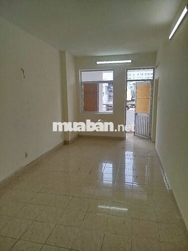 Cần bán căn hộ chung cư 109 Nguyễn Biểu, 2PN, nhà trống, dễ thiết kế