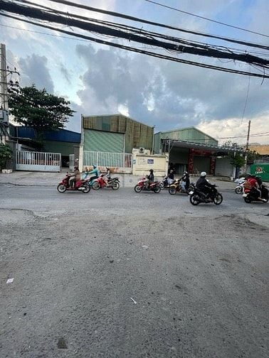 Cho thuê kho xưởng 1000m2 mặt tiền 20 mét gần KCN Tân Bình