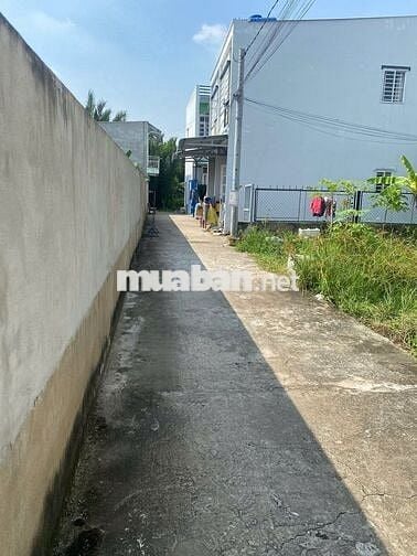 NHÀ SHR-DSH GIÁ 880TR - NHÀ TRỆT 1 LẦU-CCUQ CHỈ CÁCH ĐƯỜNG 826C 100M