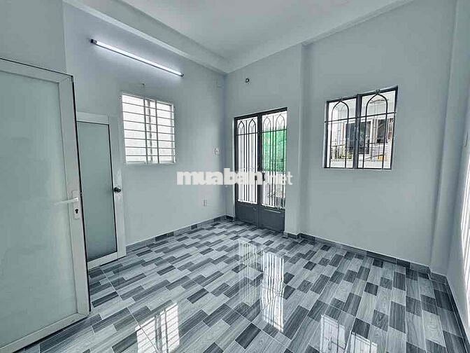 LẠC LONG QUÂN - ĐƯỜNG XE TẢI TRÁNH NGAY ĐẦM SEN 5 TẦNG VUÔNG VỨC A4 .