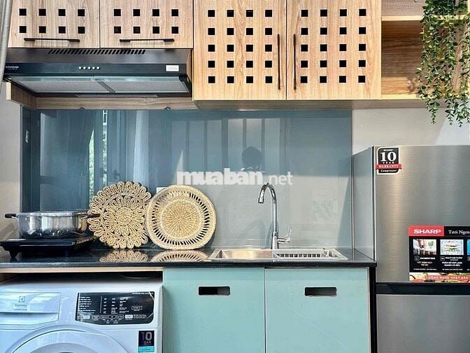 CĂN HỘ Q1_RỘNG RÃI_THOÁNG MÁT_SẠCH SẼ_CỬA SỔ LỚN_MÁY GIẶT RIÊNG_HẺMOTO