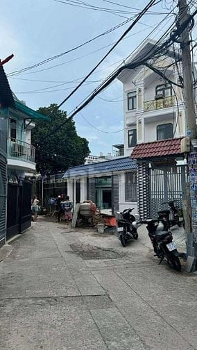 NHÀ 2 TẦNG 1 / LÊ VĂN KHƯƠNG- SÁT BÊN SIÊU THỊ METRO