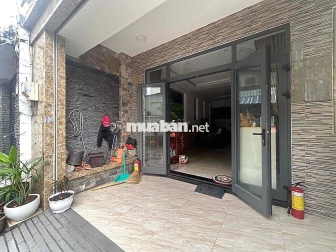 Mặt bằng kinh doanh hoặc văn phòng
