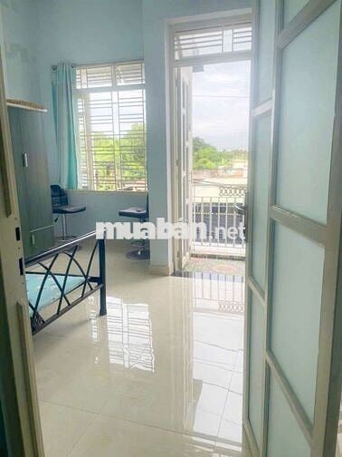 Nhà mới có sân ô tô đậu 2pn mặt tiền đs93