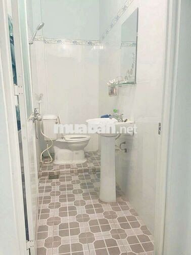Nhà mới có sân ô tô đậu 2pn mặt tiền đs93
