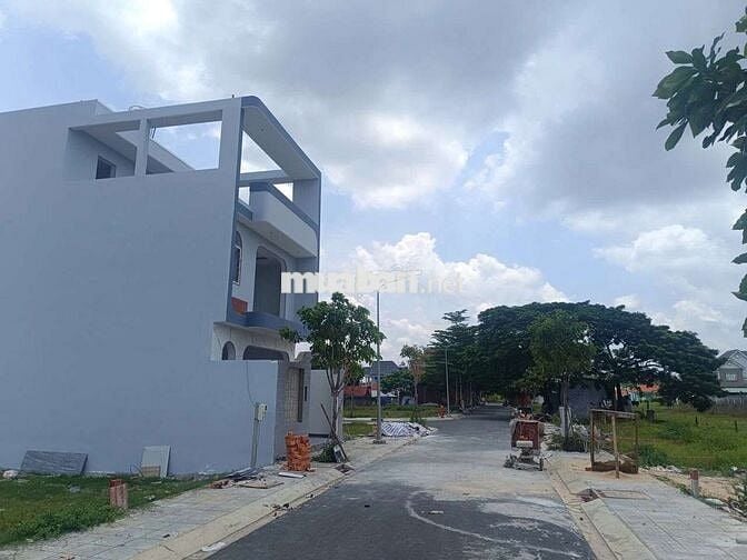 Nhà MỚI Xây, gần bến xe Hóc Môn Mới, 150m2 1 trệt 2 lầu, SHR, 2.8 tỷ