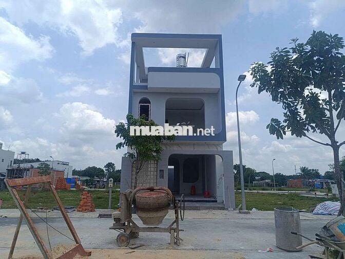 Nhà MỚI Xây, gần bến xe Hóc Môn Mới, 150m2 1 trệt 2 lầu, SHR, 2.8 tỷ