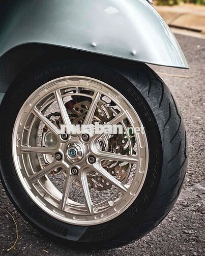 Vespa GTS300 HPE xanh băng giá, nhiều đồ chơi xịn