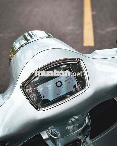 Vespa GTS300 HPE xanh băng giá, nhiều đồ chơi xịn