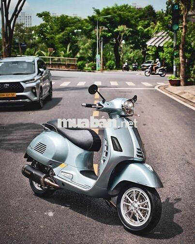 Vespa GTS300 HPE xanh băng giá, nhiều đồ chơi xịn