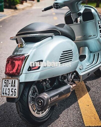 Vespa GTS300 HPE xanh băng giá, nhiều đồ chơi xịn