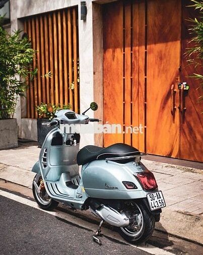 Vespa GTS300 HPE xanh băng giá, nhiều đồ chơi xịn