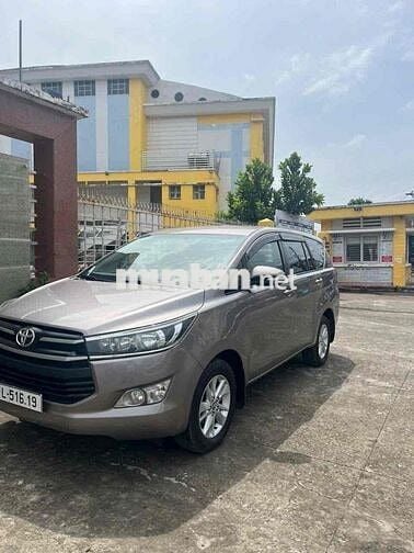 Cần bán Toyota Innova E 2017 Nâu