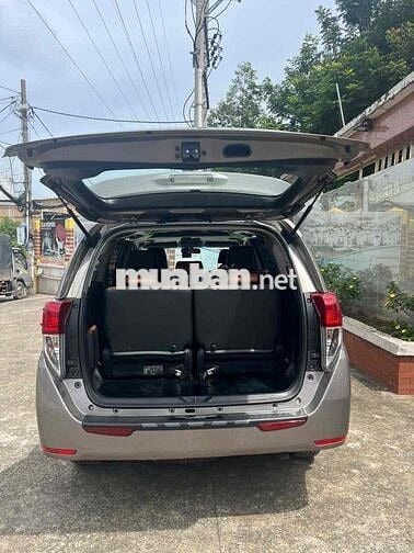 Cần bán Toyota Innova E 2017 Nâu