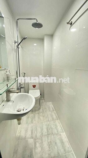 cho thuê nhà mới 100% 3 tầng lầu 2pn 3wc có sẵn máy lạnh, nước nóng