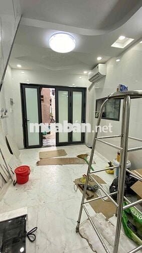 cho thuê nhà mới 100% 3 tầng lầu 2pn 3wc có sẵn máy lạnh, nước nóng