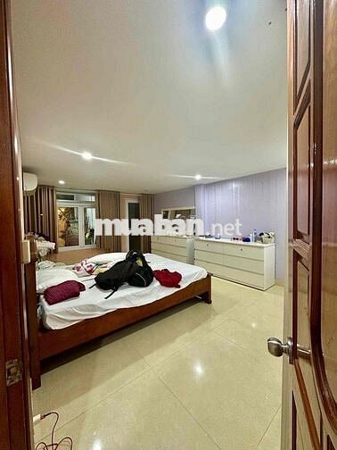 NHÀ SÂN RỘNG KIỆT Ô TÔ NGUYỄN HUY TƯỞNG