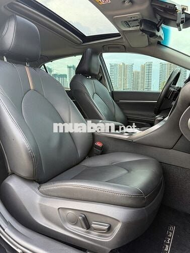 Toyota Camry 2022 2.0 Q mới đi 14.000 km nhập Thái