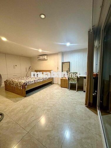 NHÀ SÂN RỘNG KIỆT Ô TÔ NGUYỄN HUY TƯỞNG