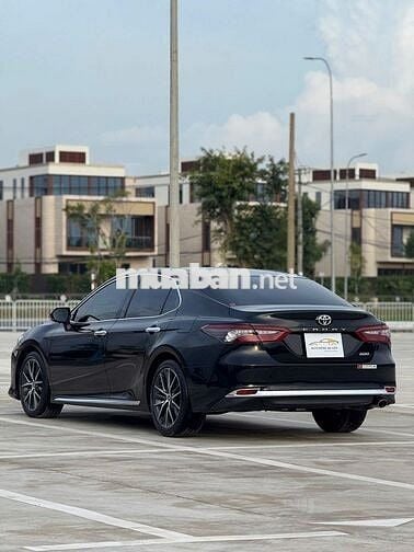 Toyota Camry 2022 2.0 Q mới đi 14.000 km nhập Thái