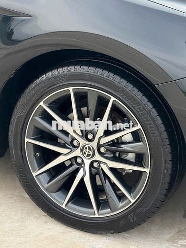 Toyota Camry 2022 2.0 Q mới đi 14.000 km nhập Thái