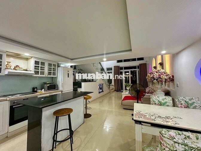 NHÀ SÂN RỘNG KIỆT Ô TÔ NGUYỄN HUY TƯỞNG
