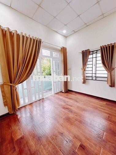 Cho thuê căn 2PN sân vườn để xe hơi gần chợ Vườn Lài( Miễn Trung Gian)