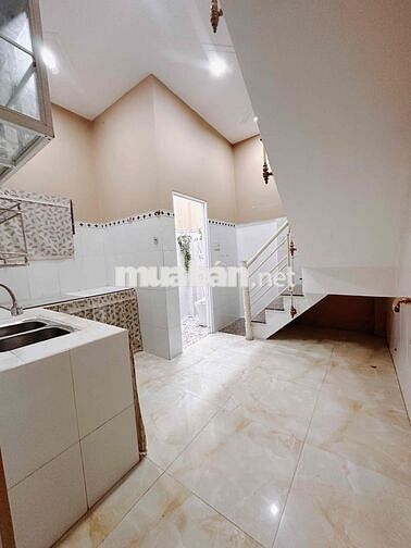 Cho thuê căn 2PN sân vườn để xe hơi gần chợ Vườn Lài( Miễn Trung Gian)