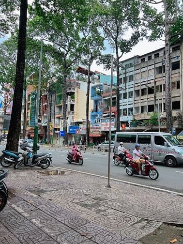 Cho thuê nhà Nguyên Căn - Góc 2MT Trần Hưng Đạo, P.7, Q.5 - 5 tầng