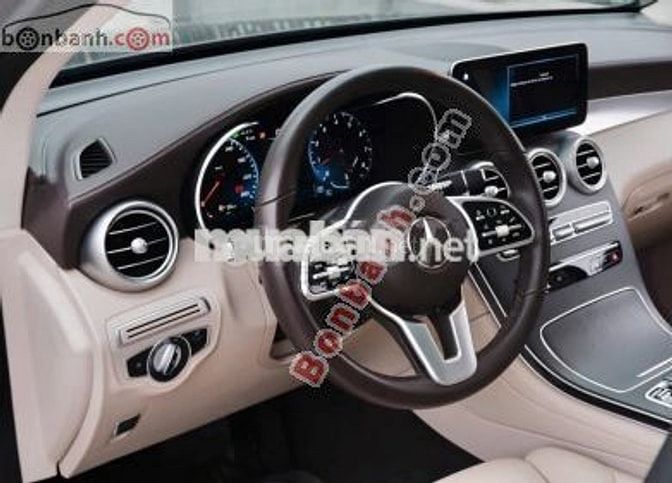 Động cơ 2.0 Turbo, dẫn động 4MATIC, mâm AMG