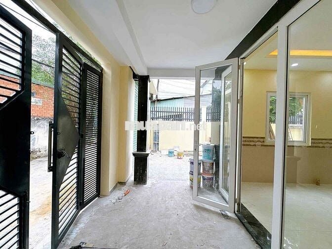 CẦN SANG LẠI HỢP ĐỒNG BIỆT THỰ MINI CÓ SÂN ĐỂ OTO THỚI TAM THÔN, HM