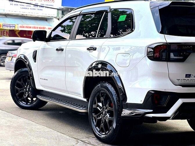 Ford Everest 2025 Titanium 2 Cầu-333 Triệu nhận Xe