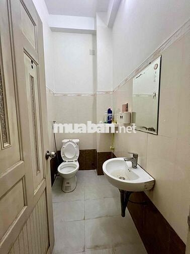 Nhà Mới Sạch Sẻ DT 240m2 1Trệt 3Lầu 6Pn 4Wc Sân Ôtô Đậu Nhà Hẻm Tải