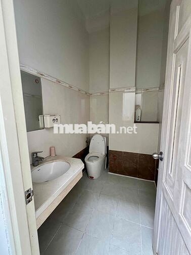 Nhà Mới Sạch Sẻ DT 240m2 1Trệt 3Lầu 6Pn 4Wc Sân Ôtô Đậu Nhà Hẻm Tải