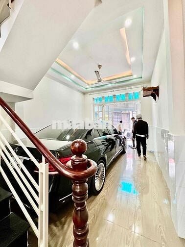 Nhà Mới Sạch Sẻ DT 240m2 1Trệt 3Lầu 6Pn 4Wc Sân Ôtô Đậu Nhà Hẻm Tải
