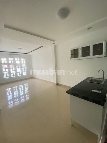 Bán nhà mặt tiền - đường Lê Thị Bạch Cát. 4 tầng lầu. Nhà đẹp.
