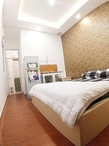 Bán nhà mặt tiền - đường Lê Thị Bạch Cát. 4 tầng lầu. Nhà đẹp.