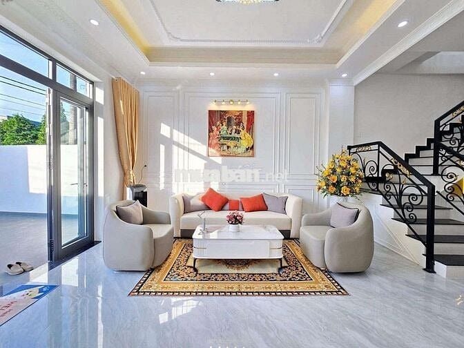 Bán nhà mặt tiền 5m5 sát tôn đản