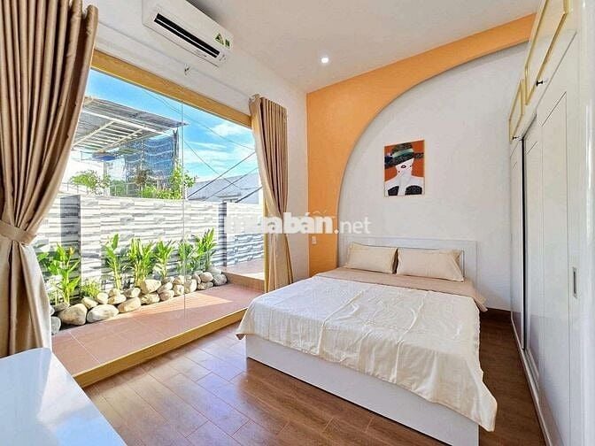 Bán nhà mặt tiền 5m5 sát tôn đản