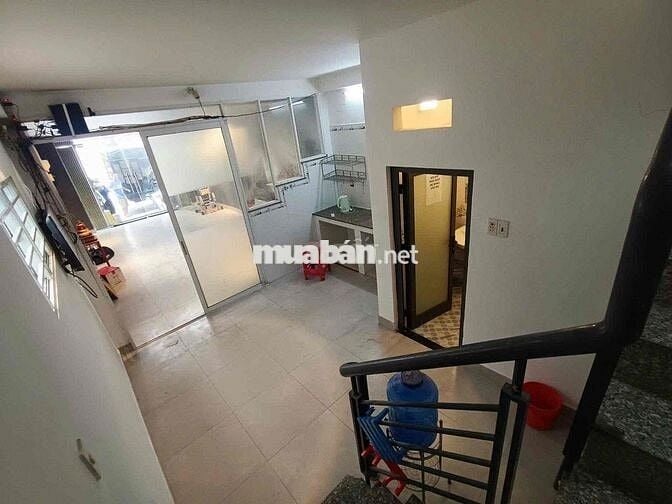 Mặt bằng mặt tiền khu K300. Kế chợ Hoàng Hoa Thám. Có tầng lửng ở lại
